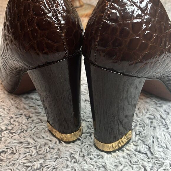 j VINCENT 8.5 Preppy Brown Patent Leather Chain Detail Block Heel w/Gold Trim - Picture 11 of 12